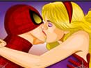 Спайдермен целует девушку